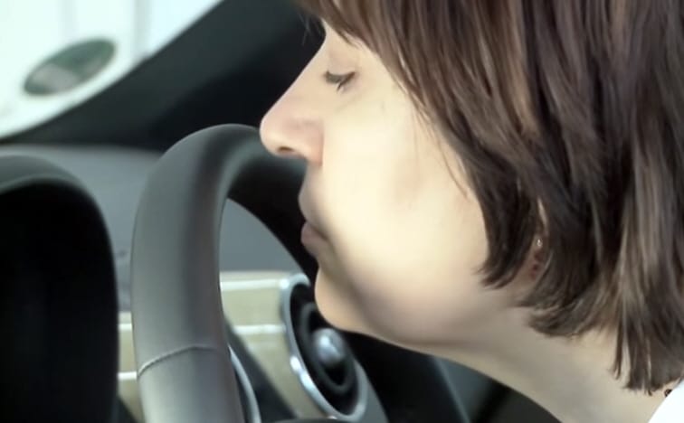 Videó: Ezek az emberek egész nap Audikat szagolgatnak