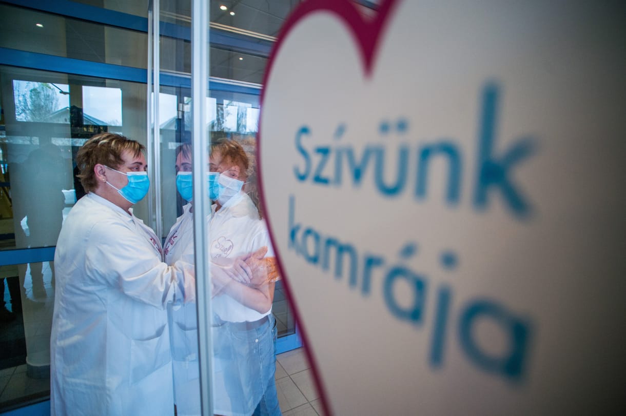 Speciális szobát hoztak létre a Kardiológiai Intézetben, hogy a látogatási tilalom alatt is találkozhassanak a szívbetegek a hozzátartozóikkal