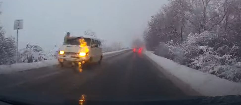 Az oldalablakon kibújva törölte az utas a szélvédőt Dunaújvárosnál – videó