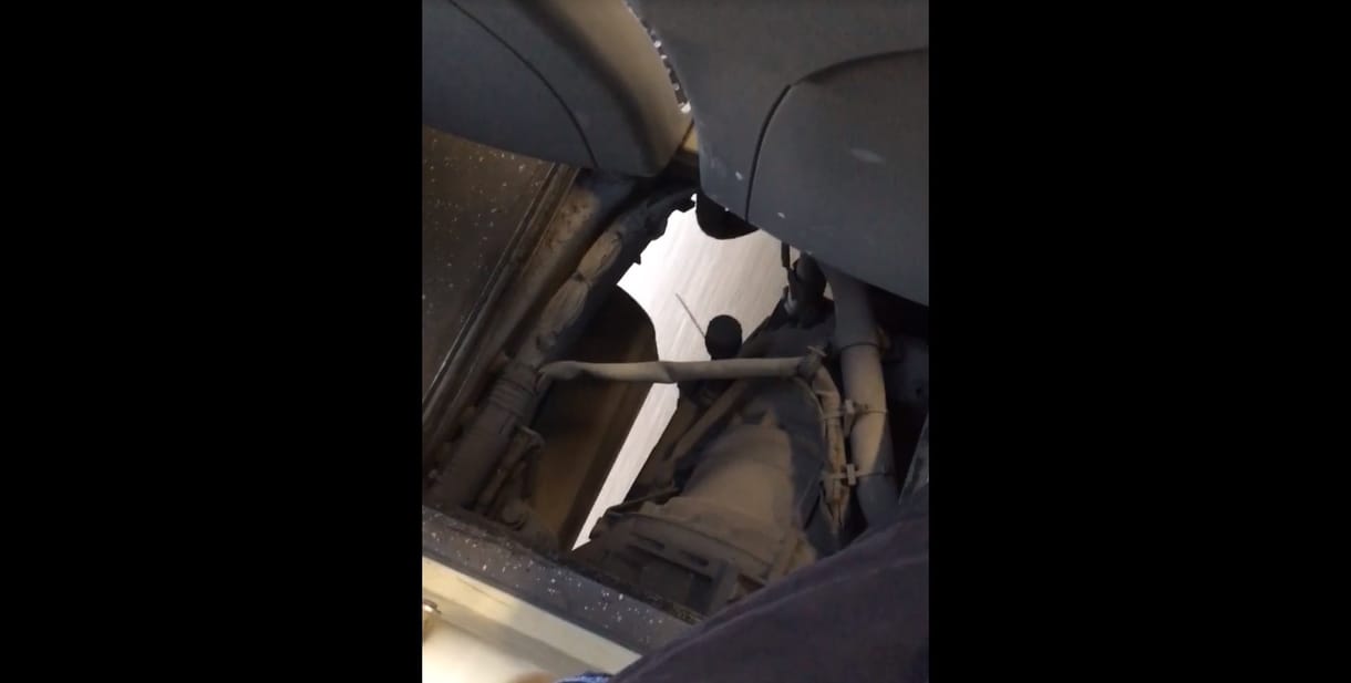 Videó: Méretes lyuk tátongott egy budapesti busz padlóján, egy gyereket is elnyelt volna