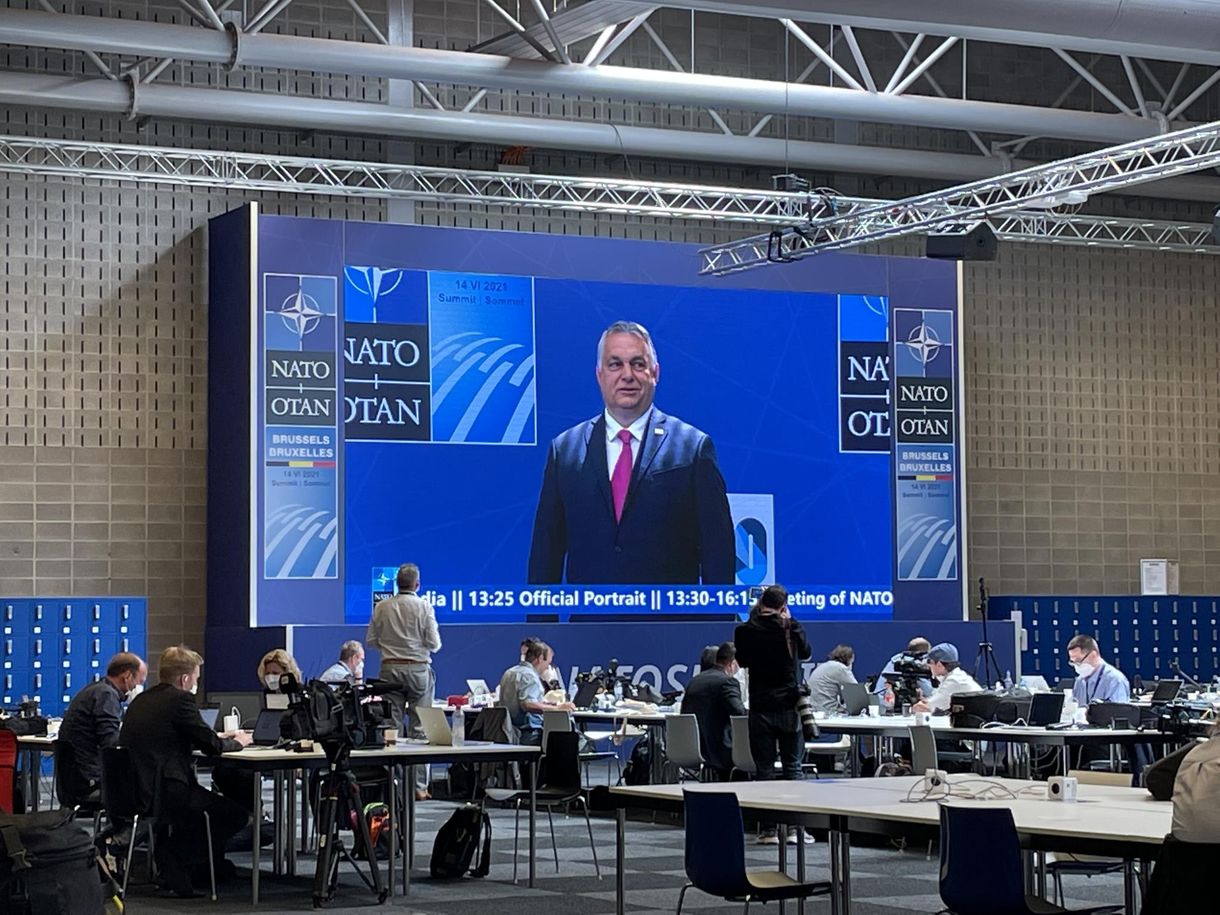 Migrációval hangolt a NATO-csúcsra Orbán