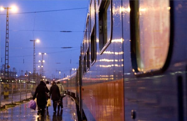 Vasutassztrájk: a Keleti áll, a Nyugatiban ritkák a járatok