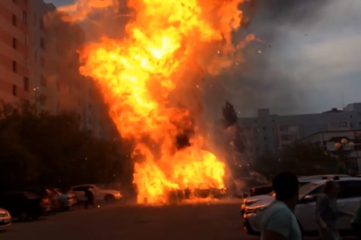 Félelmetes, ahogy felrobban ez az autó egy oroszországi parkolóban – videó
