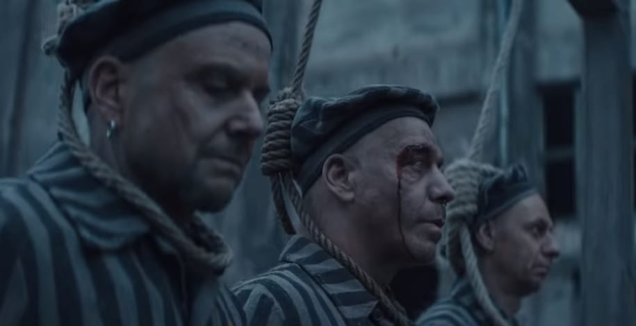 Botrányt kavart a Rammstein holokausztra utaló klipje