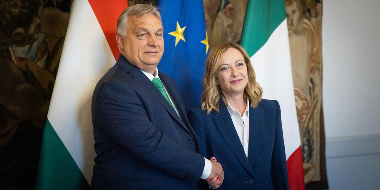 Orbánnak és Meloninak választania kell az Atlanti-óceán két partja között