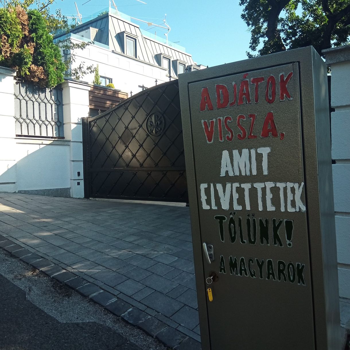 Páncélszekrényt helyeztek el Mészáros villája előtt, hogy azon keresztül adja vissza a magyarok pénzét