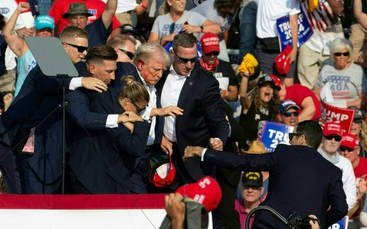 Úgy tűnik, fotón is megörökítették a Trump feje mellett elsüvítő lövedéket