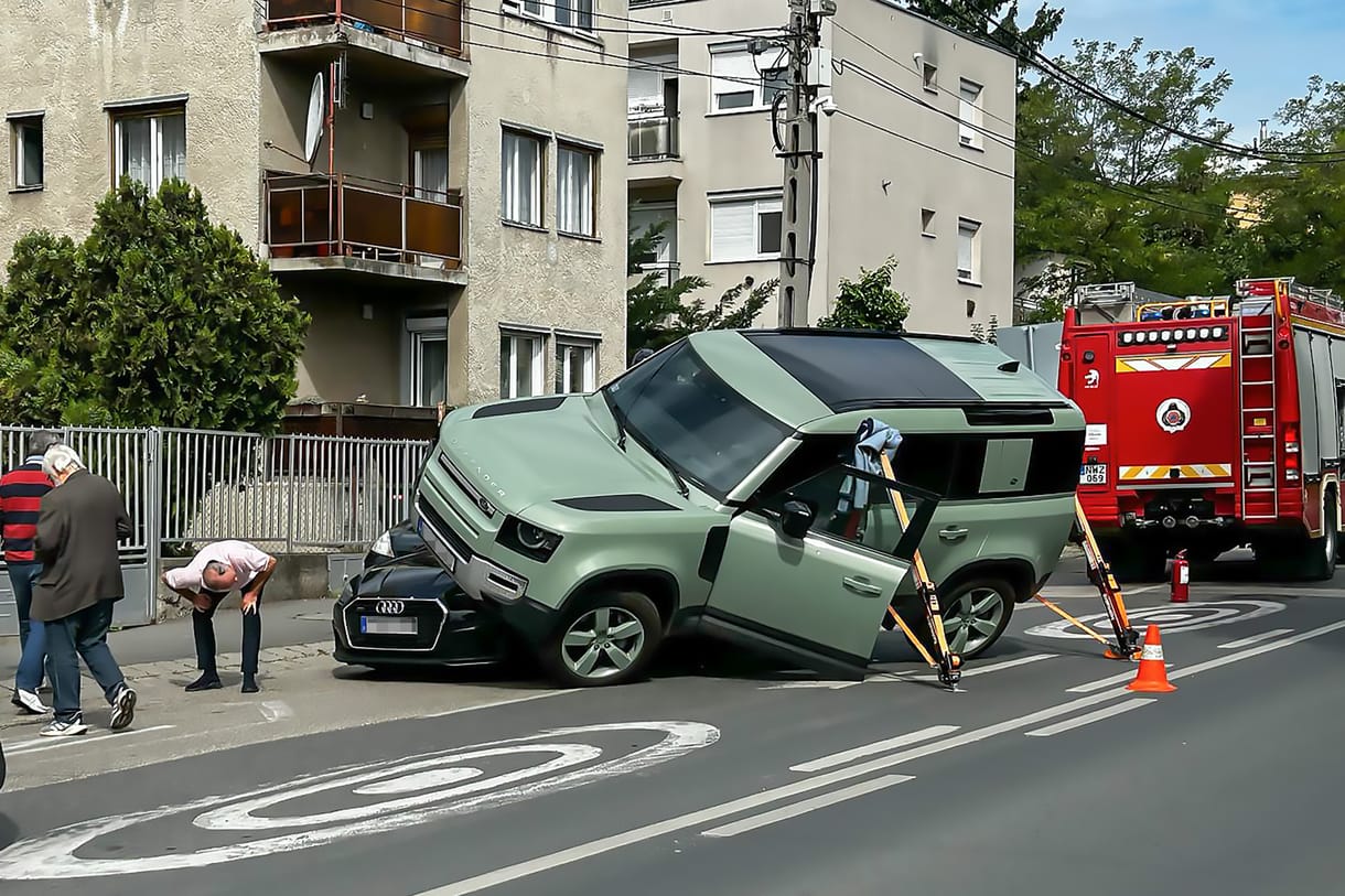 Fotók: Megmászott egy Land Rover egy Audit a Sasadi úton