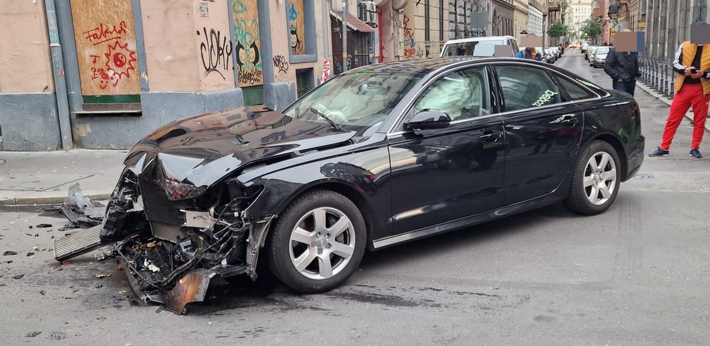 Trolival ütközött a lengyel nagykövet Budapesten, kórházba szállították