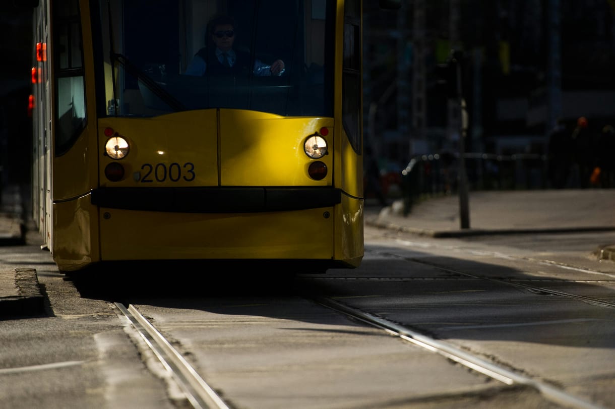 Táskájánál fogva rántottak le egy 72 éves nőt a 4-es 6-os villamosról
