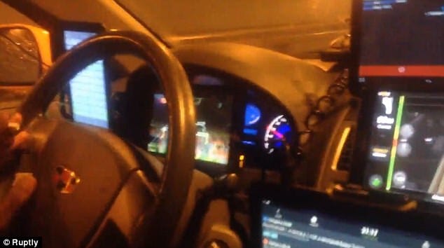 Ez az orosz taxis tudja, mi az a multitasking, 13 monitort néz menet közben – videó