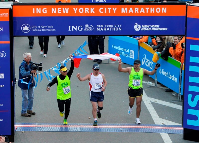 A nap képe: egy kimentett chilei bányász a New York Maraton finisében