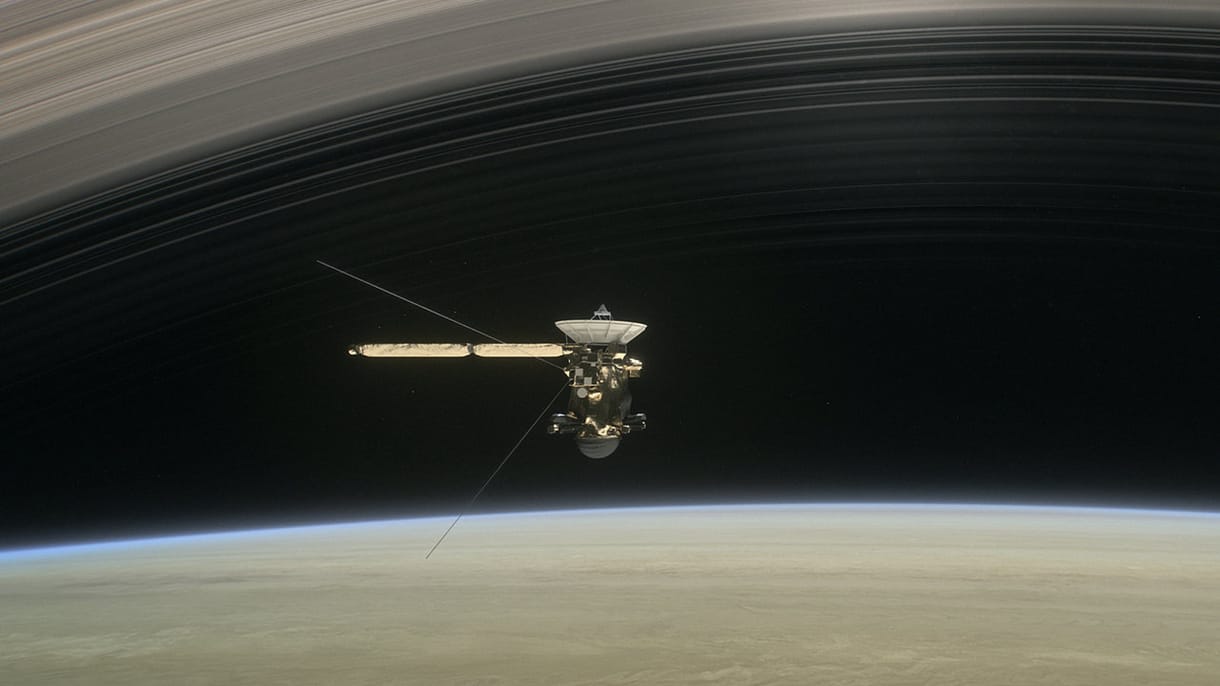 Több mint 453 000 fotót küldött haza a Cassini űrszonda, holnap jönnek meg haláltáncának képei