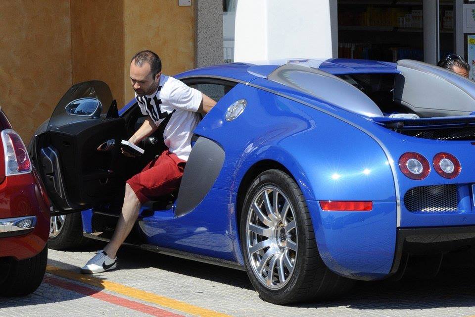 Egy Bugatti Veyron még Iniestának is elég jó