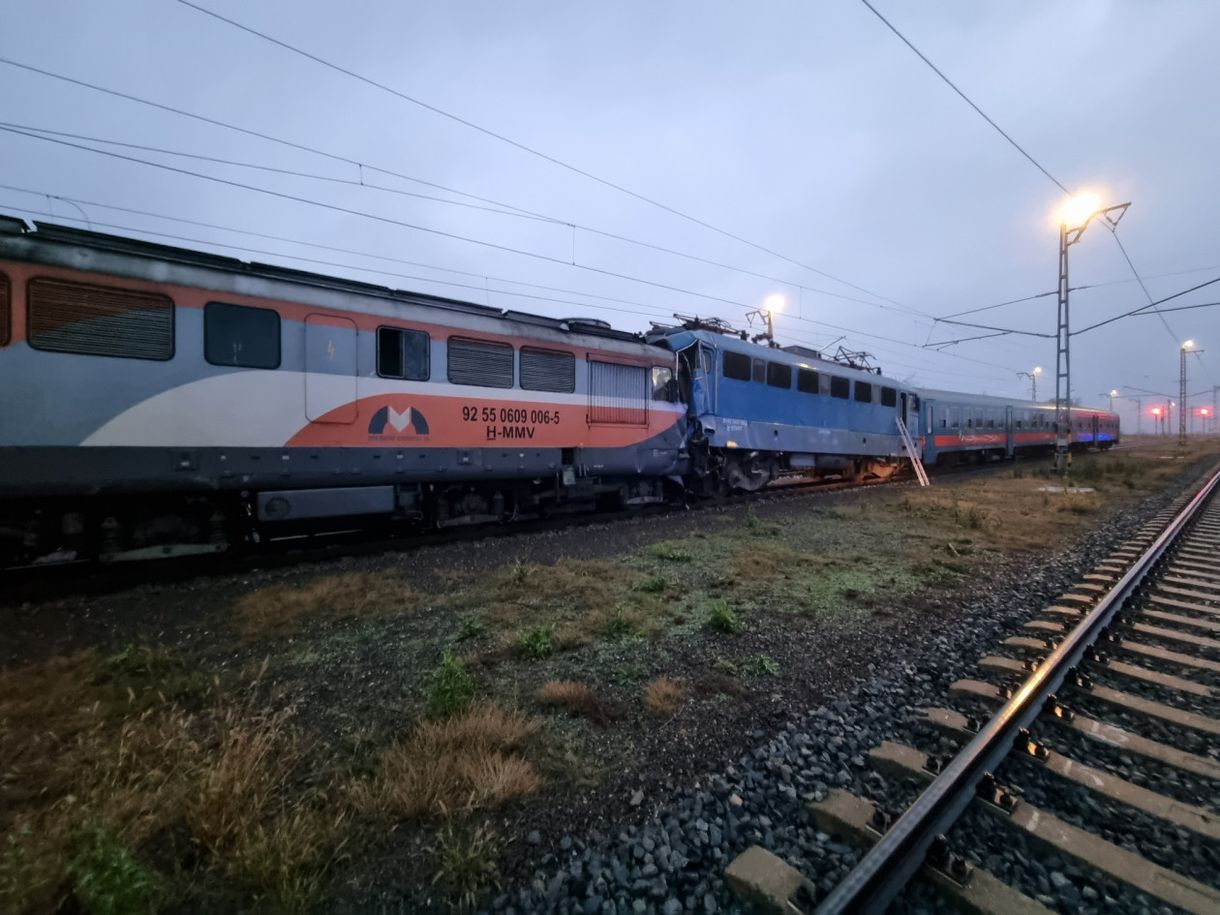 Tehervonat szaladt bele egy személyvonatba Sápnál, heten megsérültek