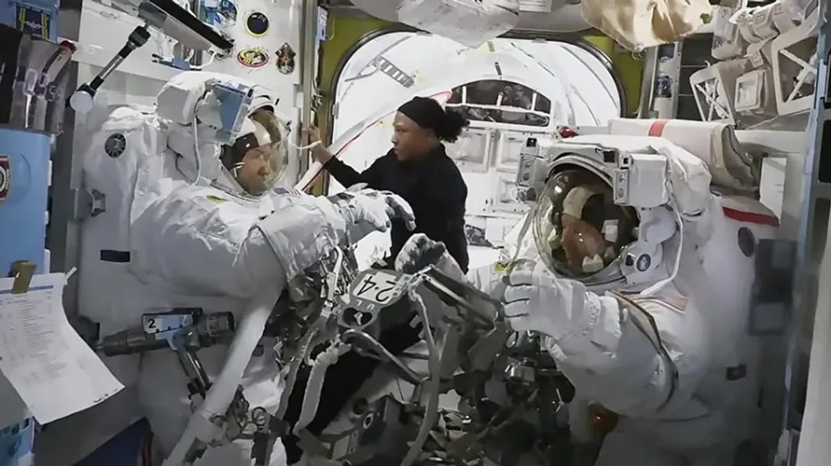 Megszakította az űrsétát a NASA, mert az egyik szkafanderből víz szivárgott a Nemzetközi Űrállomás légzsilipjébe
