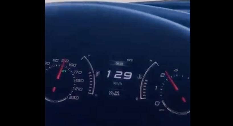 130 km/h-nál az autópályán nem számít ilyen előzésre az ember – videó