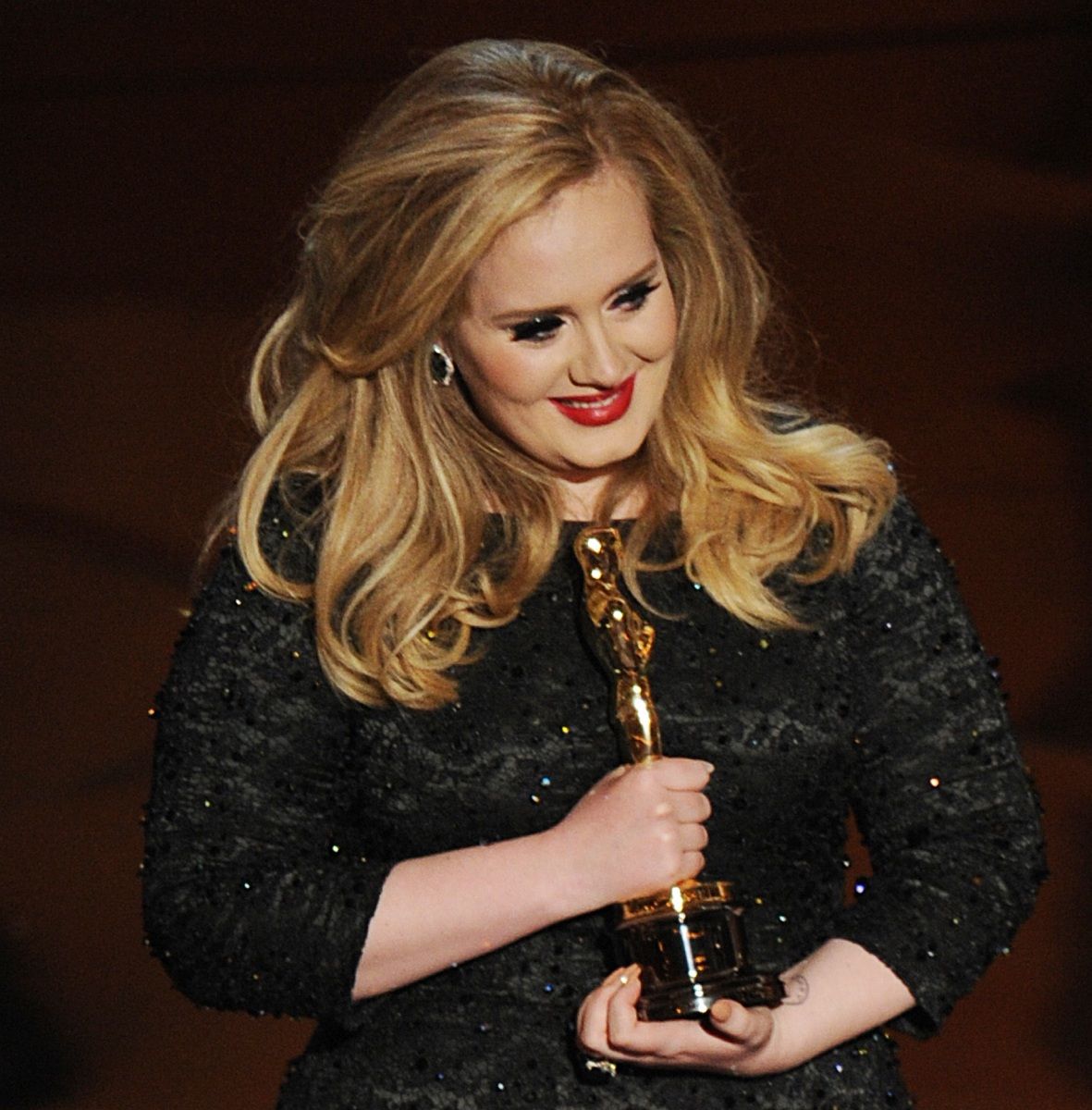 Új dalt mutatott be Adele?