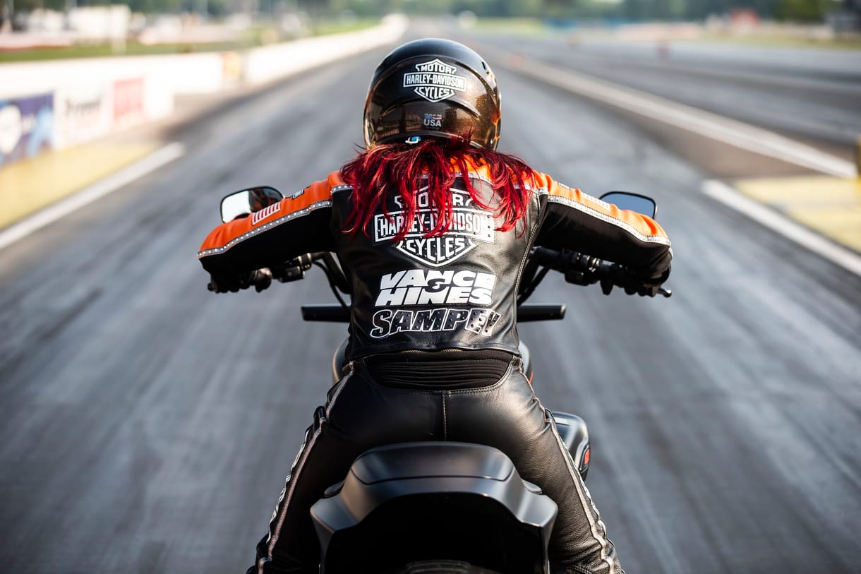 Új világrekordot állított be a Harley-Davidson elektromos motorja, időben és sebességben is