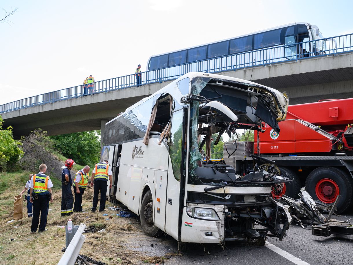 Meghalt az M7-esen történt buszbaleset egyik súlyos sérültje, ő a kilencedik áldozat