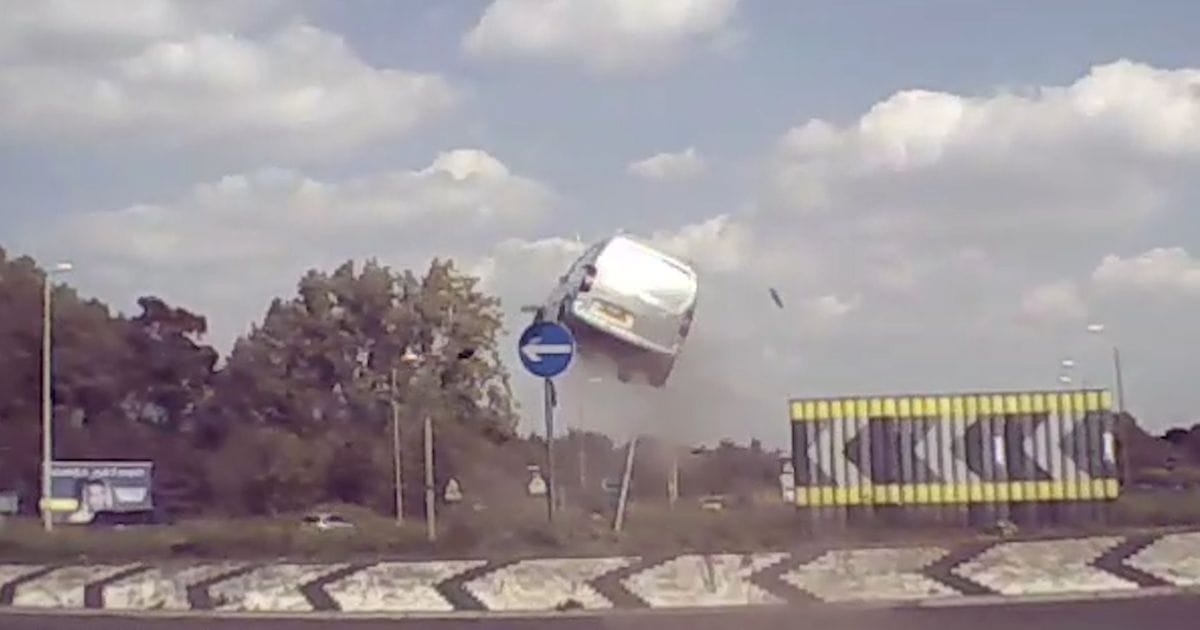 Hatalmasat repült a furgon a levegőben, nem vette be a körforgalmat – videó