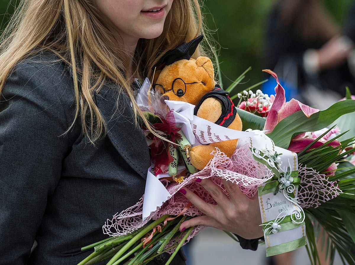 Berágtak a virágkötők a jótékonykodó gimisekre