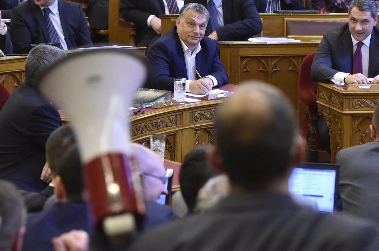 Megbüntette Kövér a lex CEU elfogadása előtt szirénázó képviselőt