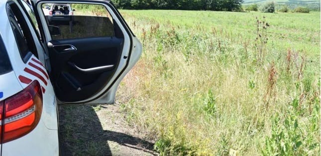 Hányást színlelt, majd kiugrott a rendőrautóból és elmenekült egy fogoly Heves megyében