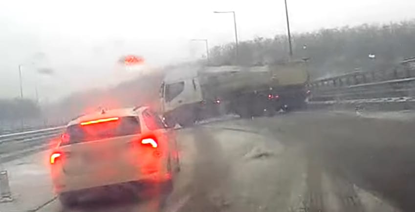 Videón a pillanat, amikor bebicskázik, majd megforog az autók előtt az M31-esen egy sóderszállító
