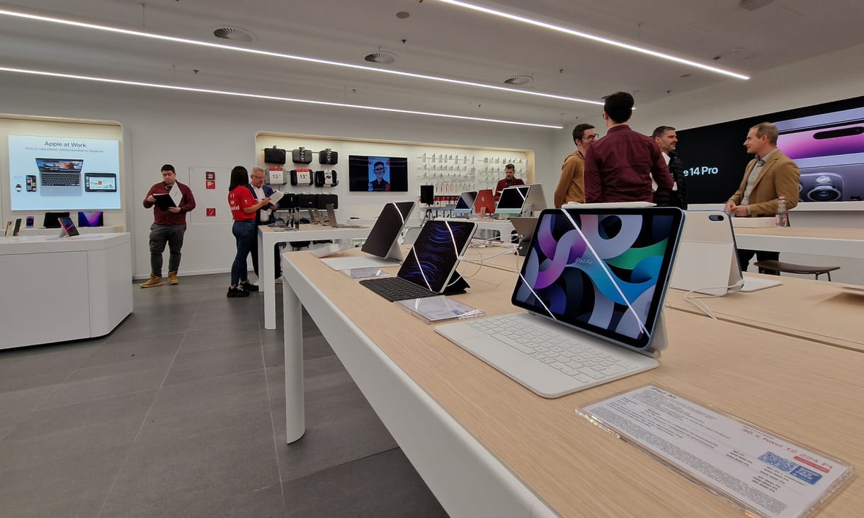 Órákig álltak sorba az akciós MacBookokért Budapesten
