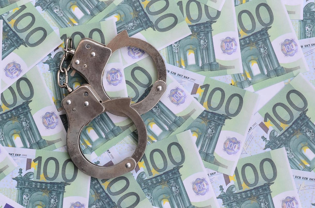 Könnyű munkát ajánlanak a neten, csak pénzt kell fogadni? Ne dőljön be, csúnya vége lesz