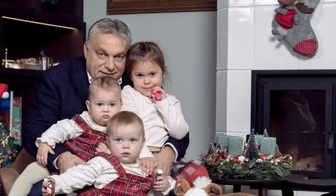 Orbán unokákkal, kutyával és plüsslóval kíván boldog karácsonyt