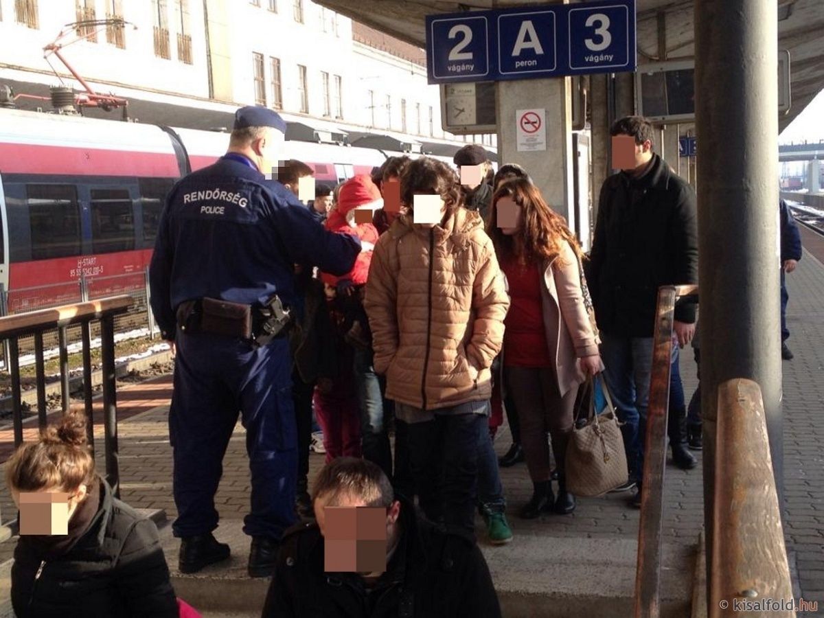 Kétszázötven migránst szállítottak le a Railjetről Győrben