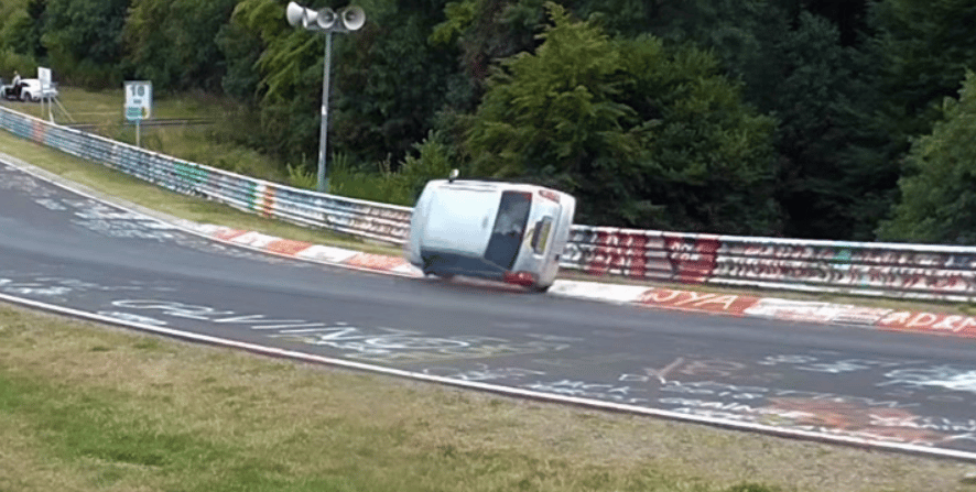 Videó: Két keréken száguldott a kis Daihatsu a Nürburgringen, igaz nem önszántából