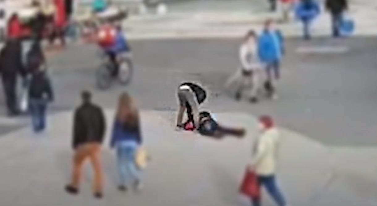 Magatehetetlen férfit fosztottak ki fényes nappal az Örs vezér tere közepén