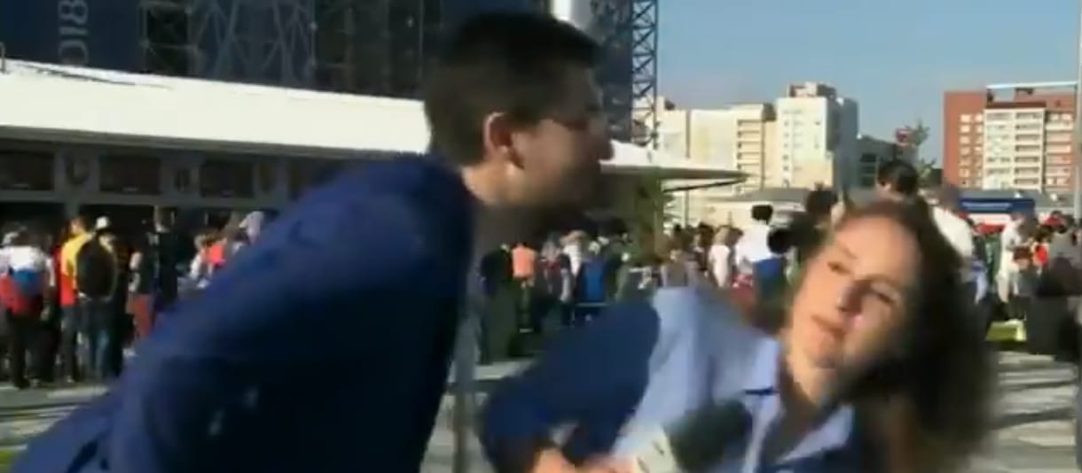 Kiosztotta a riporternő a férfit, aki élő adásban próbálta megcsókolni