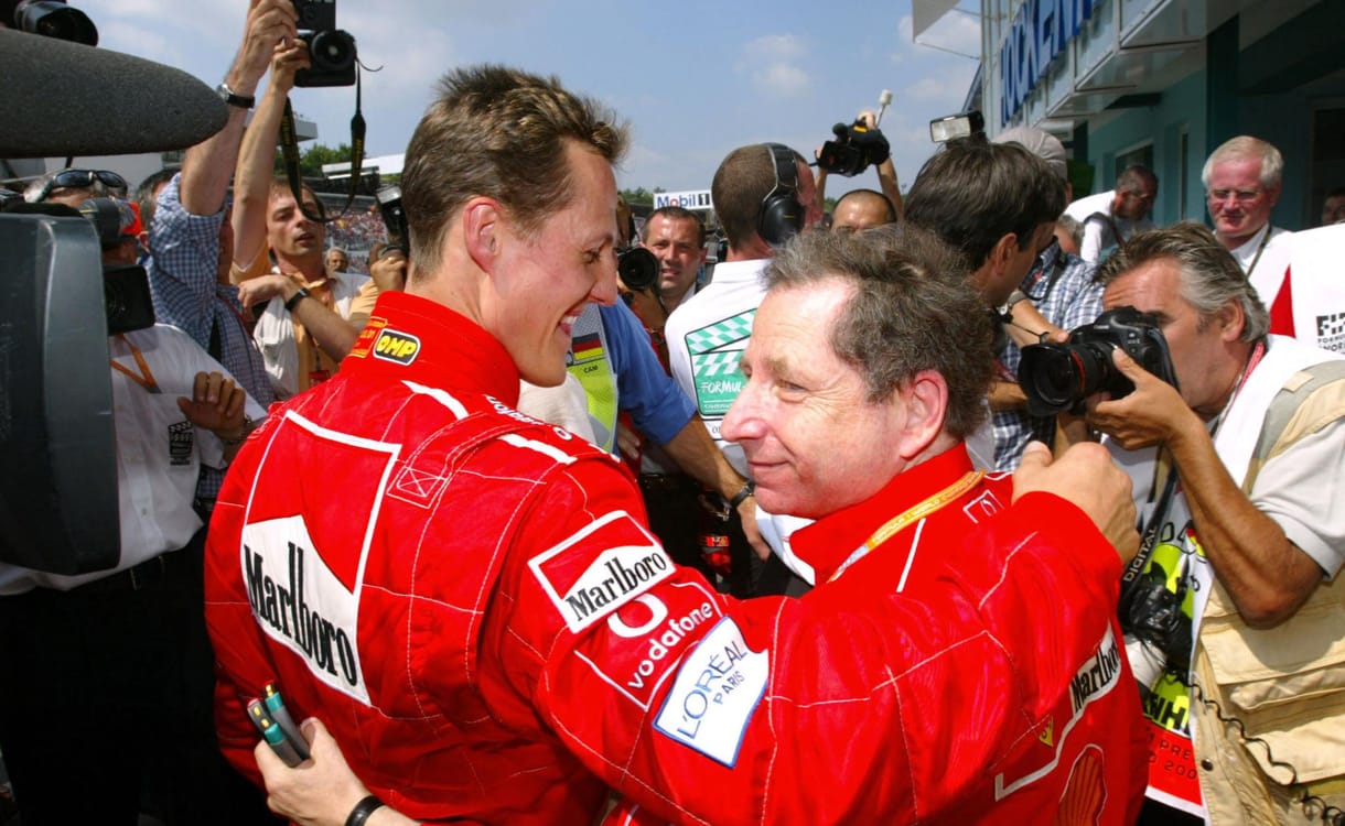 Michael Schumacher Forma–1-es futamokat néz
