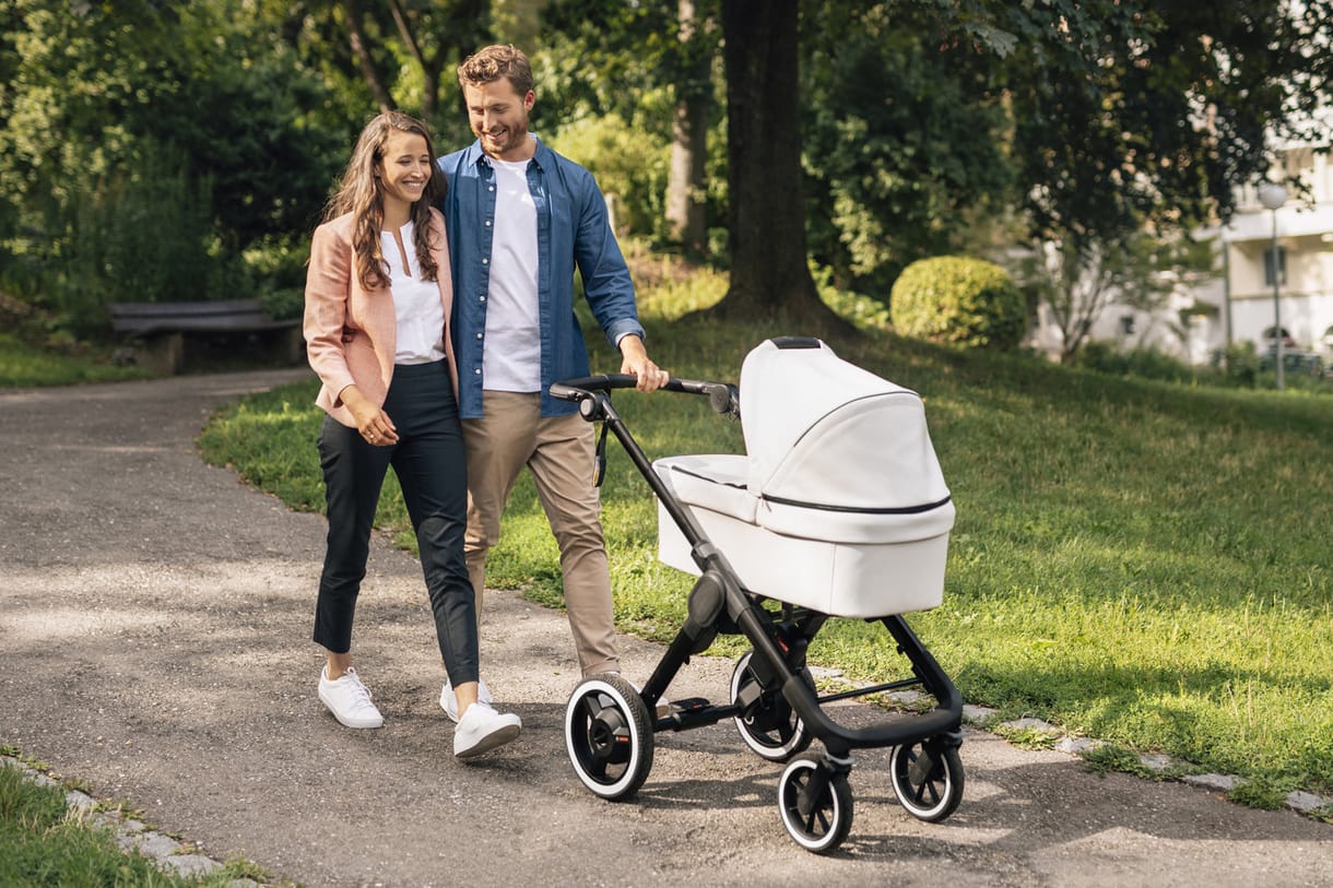 Megjött a segítség kimerült szülők számára: elektromos babakocsit ad ki a Bosch