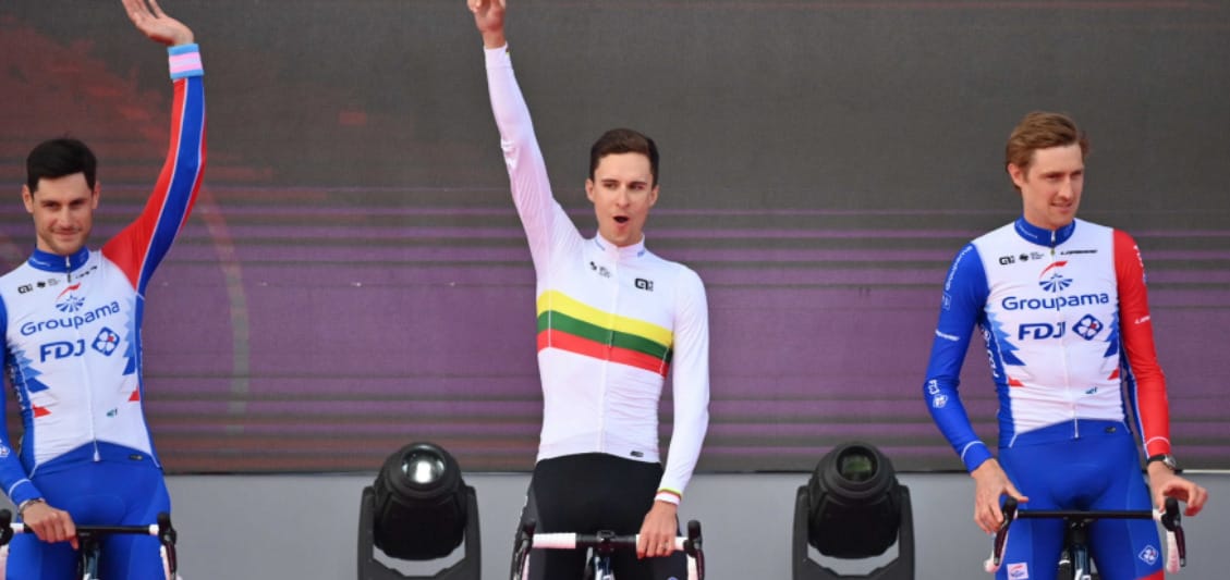 A Giro d’Italia egyik olasz versenyzője a transzfób törvény ellen tüntetett a budapesti csapatbemutatón