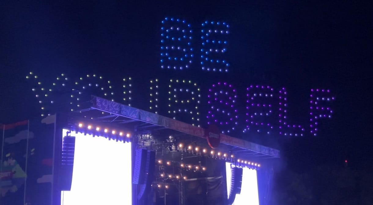 „Légy önmagad, légy szabad!” – drónshow zárta a Sziget Nagyszínpadot szerdán (videó)