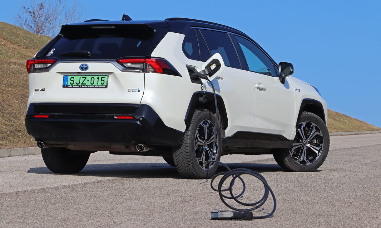 Drágán spórolni: teszten az első konnektoros, 21 millió forintos Toyota RAV4