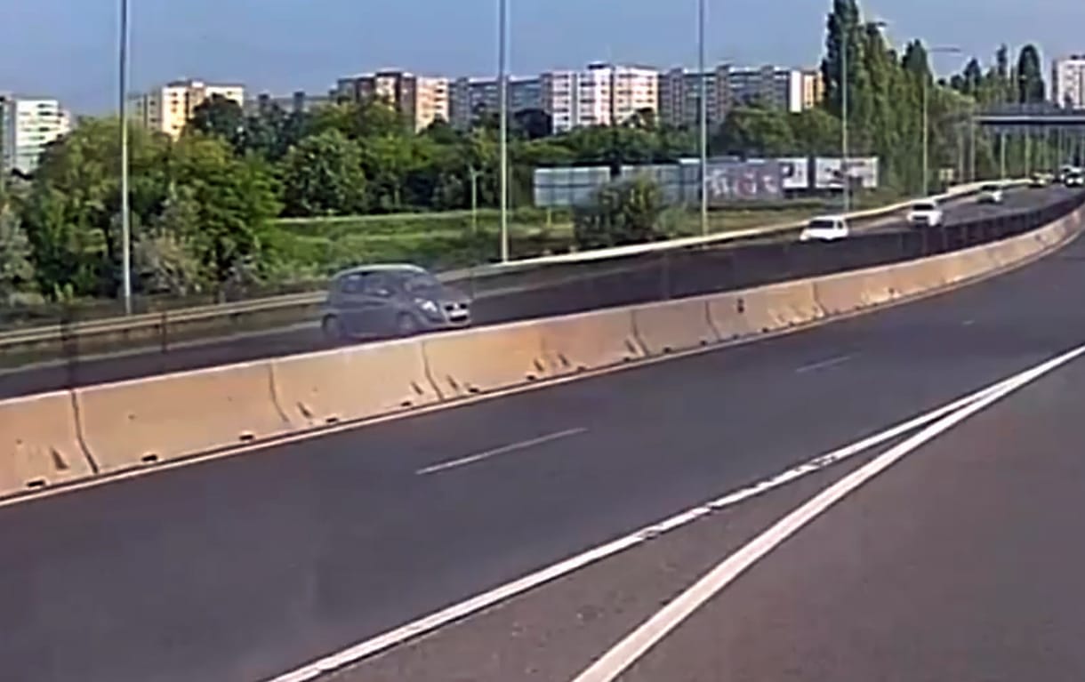 Mi van ezzel az autóssal a Szentendrei úton? Szembefordult a forgalommal – videó