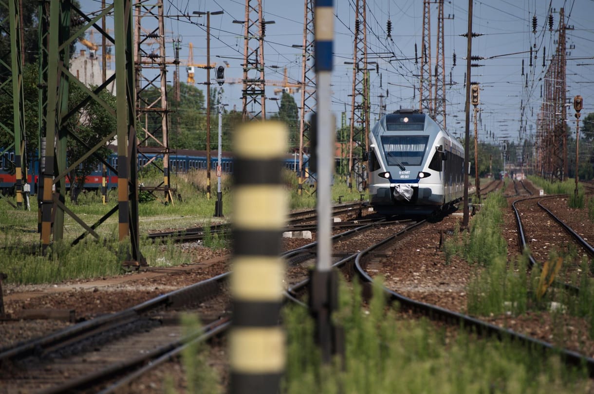 A kormányon múlik, utcára kerül-e több ezer vasutas