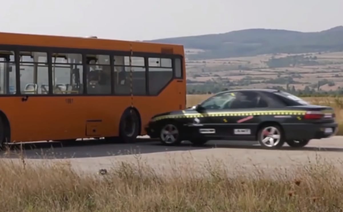 Nézze meg milyen, amikor egy autó kétszázzal rohan bele egy buszba