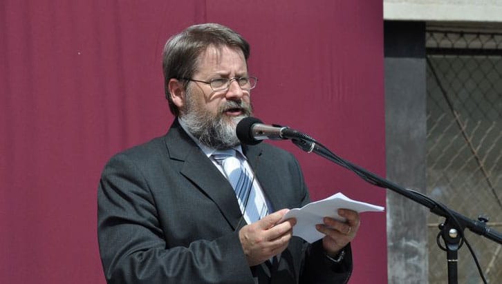 Most már biztos, nem tudták kifúrni a helyéről a népszerű gimnáziumigazgatót
