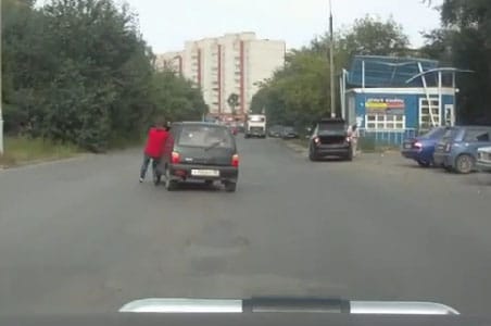 Így kell leégetni magunkat egy autó betolása közben - videó