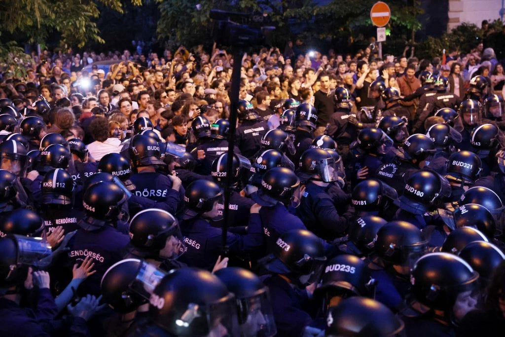 A Momentum válasza Pintérnek: Inkább garantálják írásban, hogy nem fújják le könnygázzal a diákokat