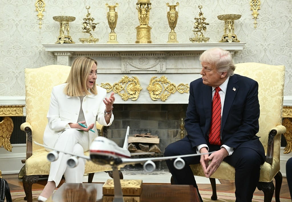„Szörnyű kudarc” – elnézést kért Meloni tolmácsa, amiért leblokkolt a Trumppal folytatott tárgyaláson