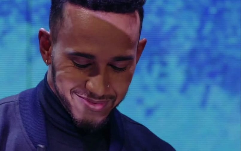 Abszolút itt az ünnepi szezon - Lewis Hamilton Adele számot zongorázik