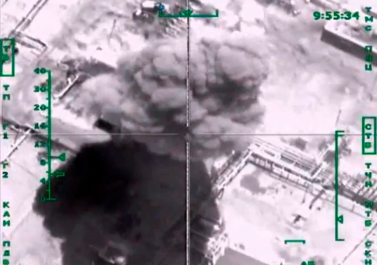 Fotók: Orosz bombák zuhognak az ISIS olajfinomítójára